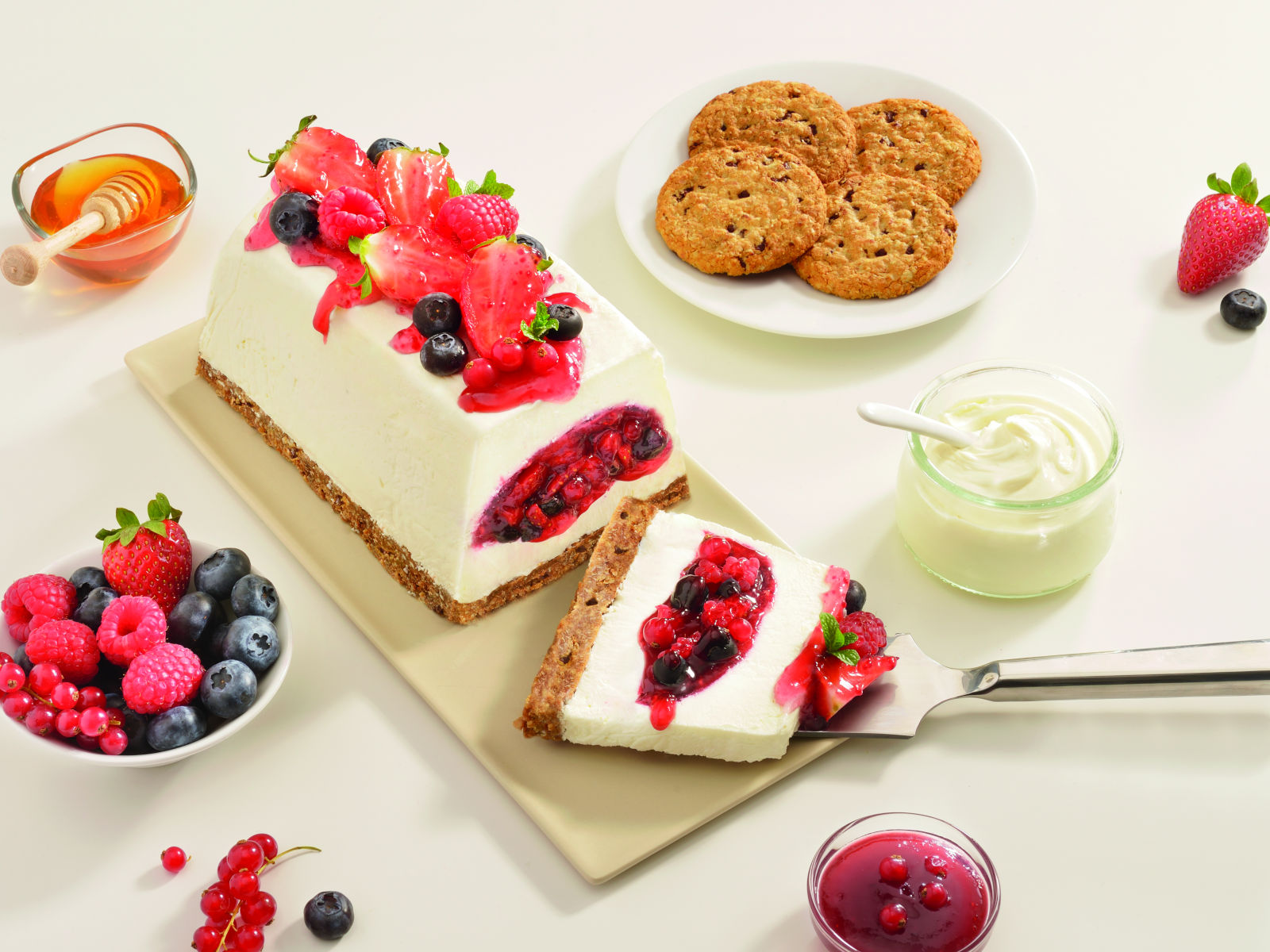 Yogurt tile with berries